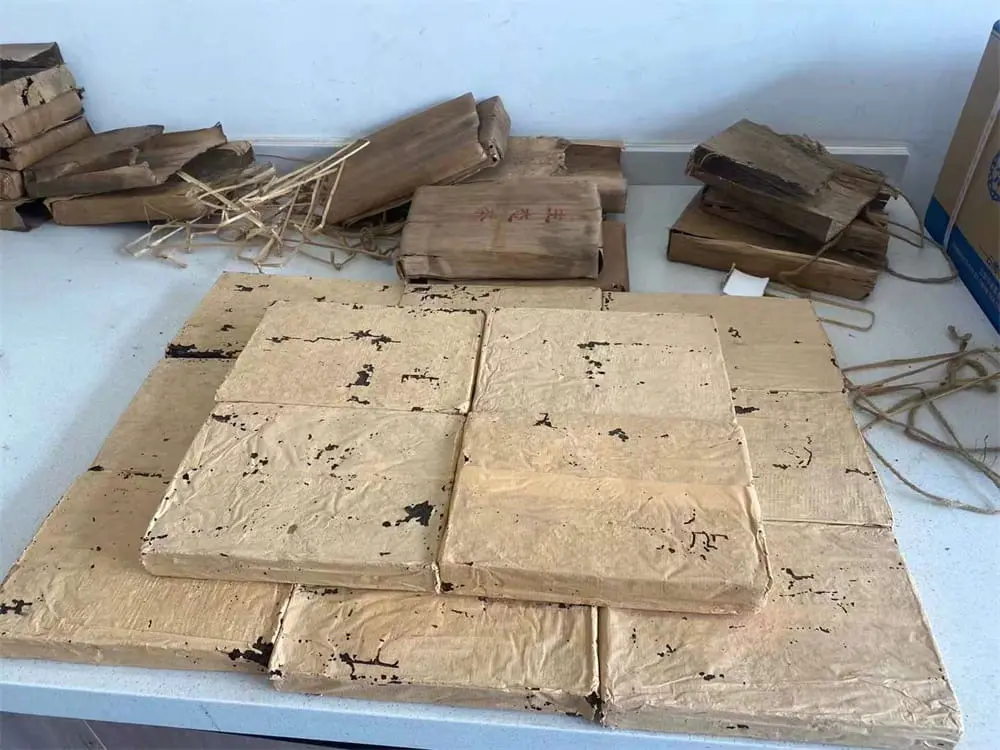 黄冈回收中茶普洱茶2004年生茶熟茶